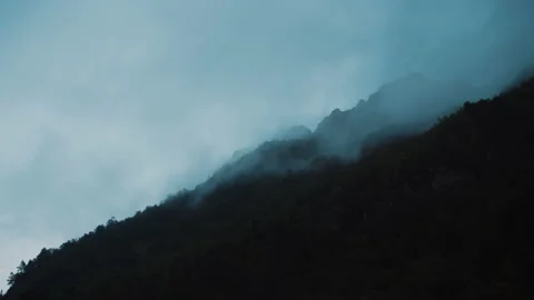 Clouds on the mountains Vidéo 95239406