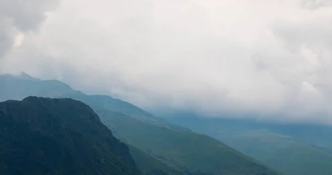 Clouds on Mountains Vídeo Stock 112348516