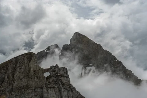 CLOUDS IN THE MOUNTAINS 库存影片 190302806