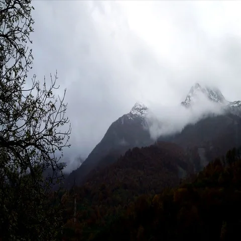 Clouds in the mountains timelapse 動画素材 69412429