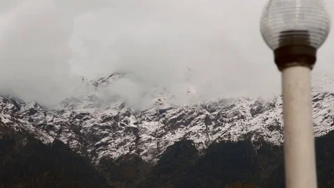 Clouds in the mountains timelapse 動画素材 110267401