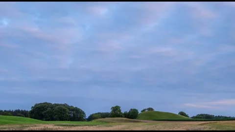 Clouds move across the evening sky Stock Footage 280025451