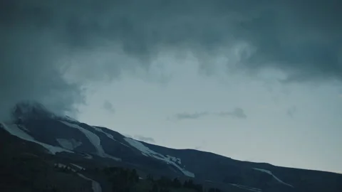 Clouds Move Down Mt Hood Slope - Timelapse - Storm Видео 232170296