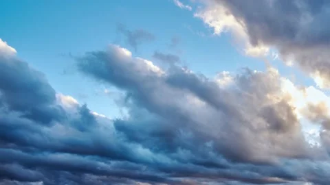 The clouds move fast at dusk. Windy cloud. Storm clouds. 스톡 동영상 171831574