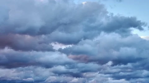 The clouds move fast at dusk. Windy cloud. Storm clouds. Stockbeeldmateriaal 194106658