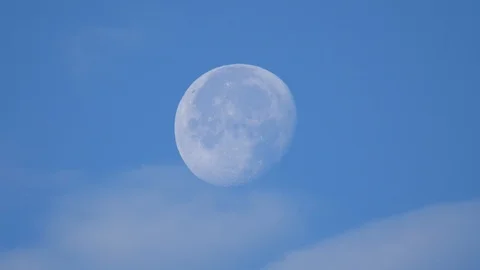 Clouds move gently across the moon Stock Footage 116097992