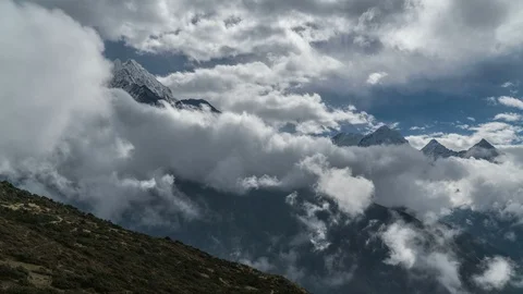 The clouds move in the Himalayan peaks Stock Footage 90557718