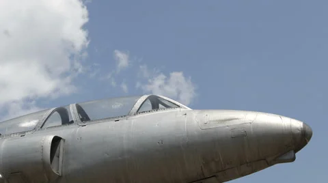 Clouds move over airplane cabin. Timelapse. Vídeo Stock 40710448