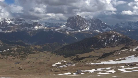 Clouds move over the mountains in a sunny day 스톡 동영상 77660252