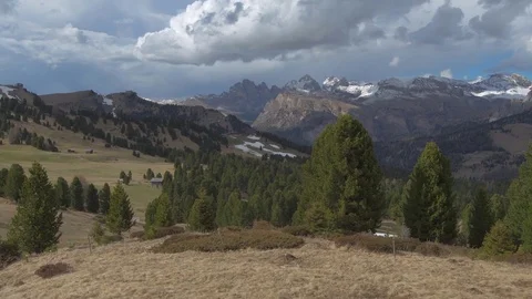Clouds move over the mountains at sunset 스톡 동영상 77586543