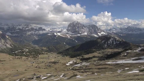Clouds move over the valley against the backdrop of the mountains 스톡 동영상 77870703