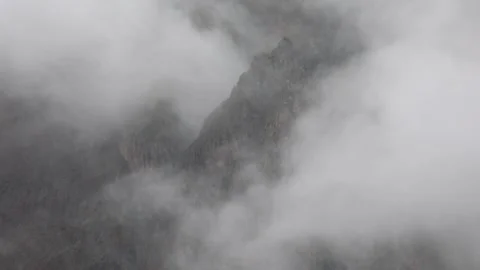 Clouds move on the slopes in cloudy weather Video stock 270951392