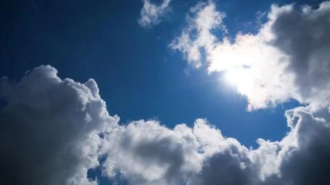 Clouds Move Smoothly in the Blue Sky. Timelapse Foto stock