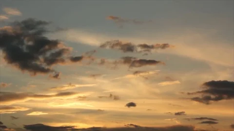 Clouds moves on twilight sky Stock-Footage 72981682