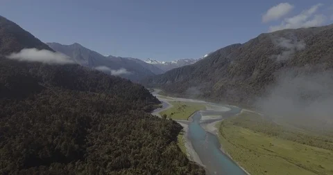 Clouds moving above dense mountain forest with valley river Vidéo 119166033