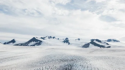 Clouds moving above the ice field of glacier Vídeos de archivo 132008775