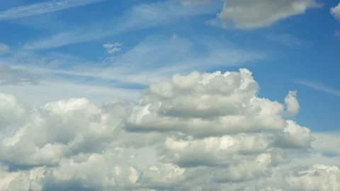 Clouds moving across Blue Sky on a Beautiful Summer Day Timelapse 4K  Vídeos de archivo 132959986