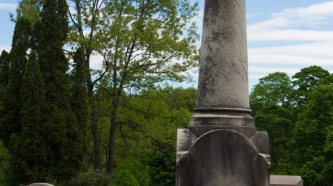 Clouds Moving Behind Monument in Cemetery Vídeo Stock 39501640