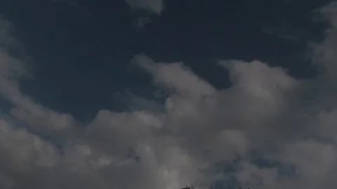 Clouds moving on blue sky Vidéo 92204593