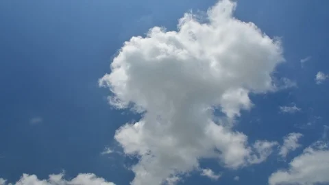 Clouds moving fast in the sky time lapse Video stock 91777598