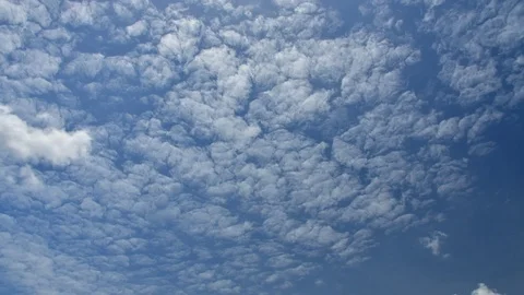 Clouds moving fast in the sky time lapse Video stock 92420542