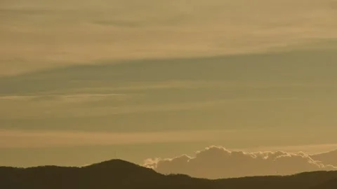 The Clouds Moving Fast In The Sunset Sky Above Mountin Video stock 141055982
