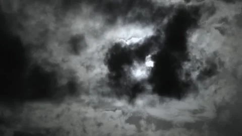 Clouds moving in front of full moon in dark night Stock-Footage 309915417