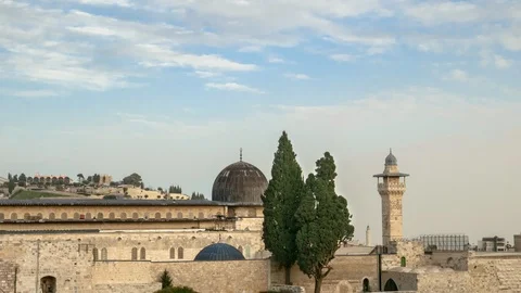 Clouds moving over Al-Aqsa Mosque in Jerusalem on the top of the Temple Mount. 스톡 동영상 102467679