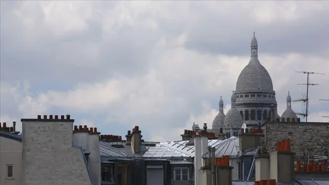 Clouds moving over buildings Video stock 94399197