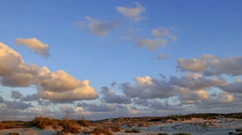 Clouds moving over dunes at dusk Video stock 33332327