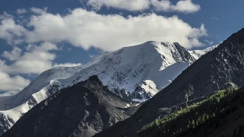 Clouds moving over the Great Glacier rocks on clear weather panorama 4k Stockbeeldmateriaal 84139403