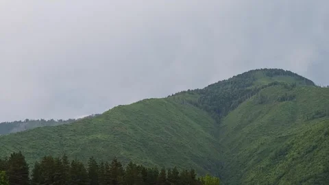 Clouds moving over green mountain range Vidéo 315358261
