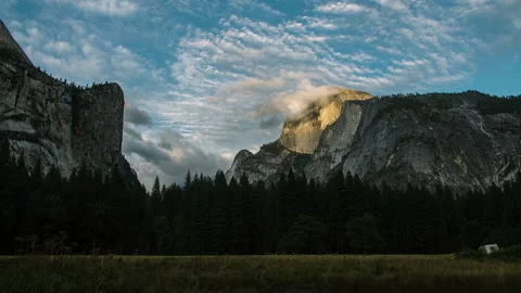 Clouds moving over Half Dome in Yosemite Valley timelapse Vídeos de archivo 154941023