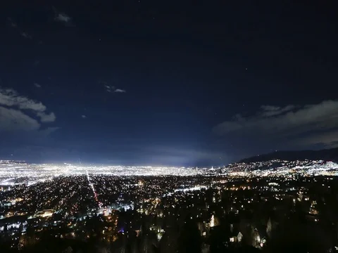 Clouds moving over illuminated cityscape at night in New York city Vidéo 69455581