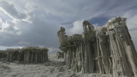 Clouds Moving over Mono Lake Sand Tufa Timelapse Vidéo 241629272