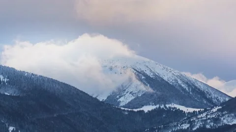 Clouds moving over the mountain during twiligh in winter landscape. Timelapse Stock-Footage 235206634
