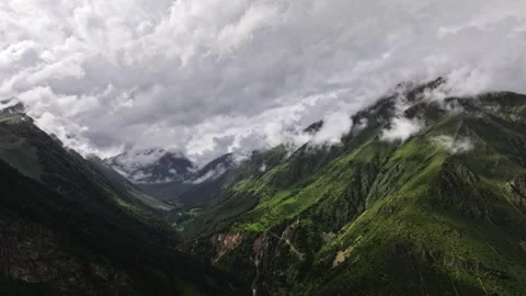 Clouds moving over mountain valley timelapse Video stock 318867171