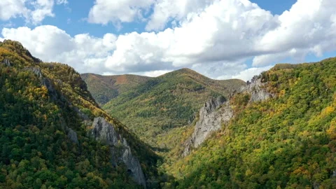 Clouds moving over mountain valley timelapse Vídeo Stock 318870852