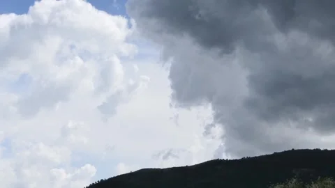Clouds moving over mountains time lapse video Video stock 241587232
