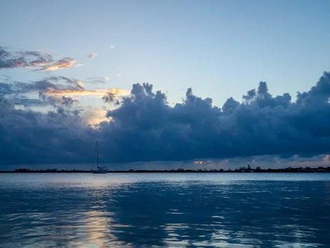 Clouds moving over the ocean timelapse 스톡 동영상 70828140