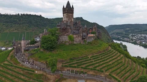 Clouds moving over Reichsburg Cochem above the Moselle valley Vídeos de archivo 340367962