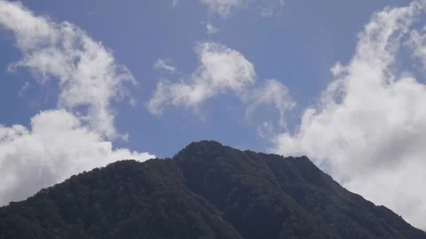 Clouds moving over ridgeline 動画素材 327764138