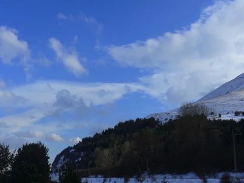 Clouds Moving Over Snow Hills Vidéo 73545807