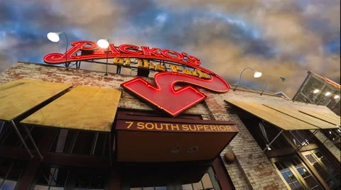 Clouds moving over Tony Packos Restaurant, a pop culture landmark in Toledo Ohio Stock Footage 58965005