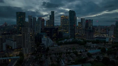 Clouds moving in sky above modern business hub at dusk Vídeos de archivo 202019955