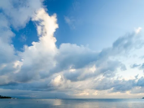 Clouds moving on the sky timelapse 스톡 동영상 70828011