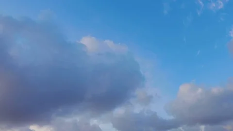 Clouds moving slowly in the sky time lapse Stockbeeldmateriaal 122800646