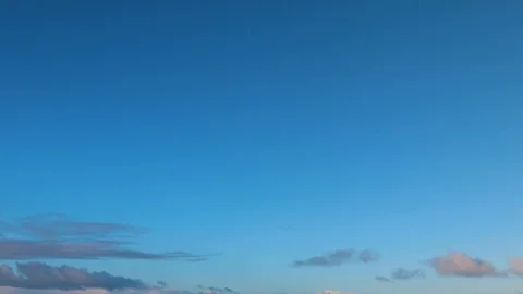 Clouds moving slowly in the sky time lapse Stockbeeldmateriaal 124093475
