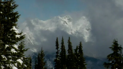 Clouds moving by Snowy Mountains HD Stockbeeldmateriaal 352932