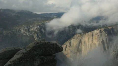Clouds Moving thru Peaks 動画素材 88889597